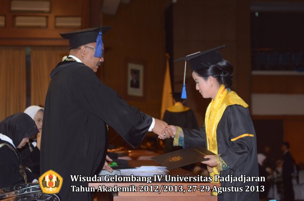 wisuda-unpad-gel-iv-ta-2012_2013-fakultas-isip-oleh-dekan-343