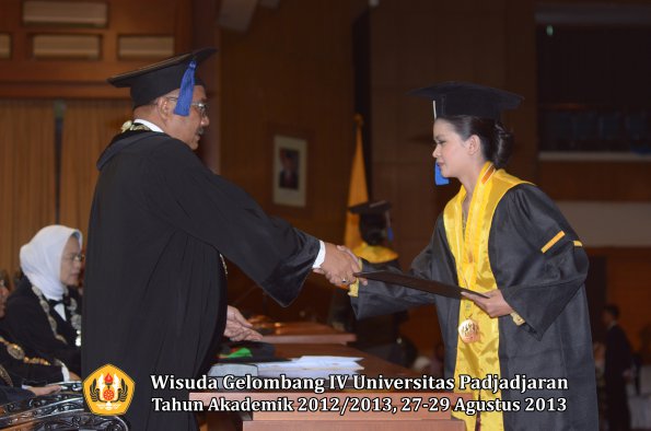 wisuda-unpad-gel-iv-ta-2012_2013-fakultas-isip-oleh-dekan-344