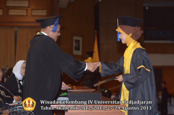 wisuda-unpad-gel-iv-ta-2012_2013-fakultas-isip-oleh-dekan-347