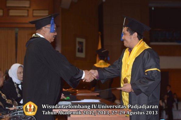 wisuda-unpad-gel-iv-ta-2012_2013-fakultas-isip-oleh-dekan-360