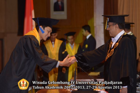 wisuda-unpad-gel-iv-ta-2012_2013-fakultas-isip-oleh-rektor-015