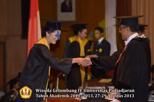 wisuda-unpad-gel-iv-ta-2012_2013-fakultas-isip-oleh-rektor-038