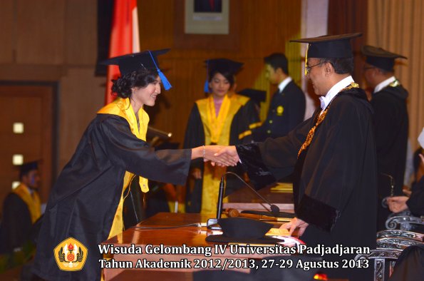 wisuda-unpad-gel-iv-ta-2012_2013-fakultas-isip-oleh-rektor-049