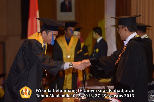 wisuda-unpad-gel-iv-ta-2012_2013-fakultas-isip-oleh-rektor-059