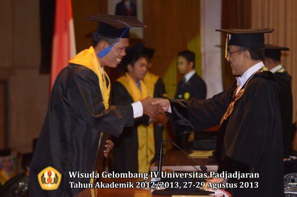 wisuda-unpad-gel-iv-ta-2012_2013-fakultas-isip-oleh-rektor-063