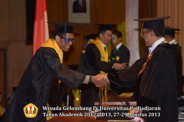 wisuda-unpad-gel-iv-ta-2012_2013-fakultas-isip-oleh-rektor-065