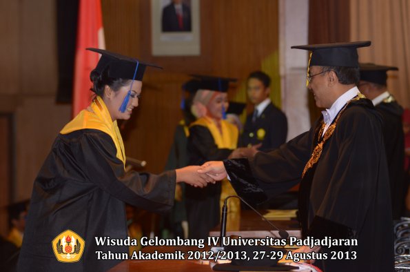 wisuda-unpad-gel-iv-ta-2012_2013-fakultas-isip-oleh-rektor-073