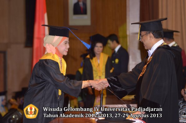 wisuda-unpad-gel-iv-ta-2012_2013-fakultas-isip-oleh-rektor-074