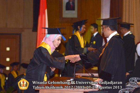 wisuda-unpad-gel-iv-ta-2012_2013-fakultas-isip-oleh-rektor-076