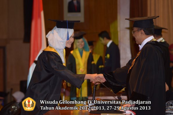 wisuda-unpad-gel-iv-ta-2012_2013-fakultas-isip-oleh-rektor-082