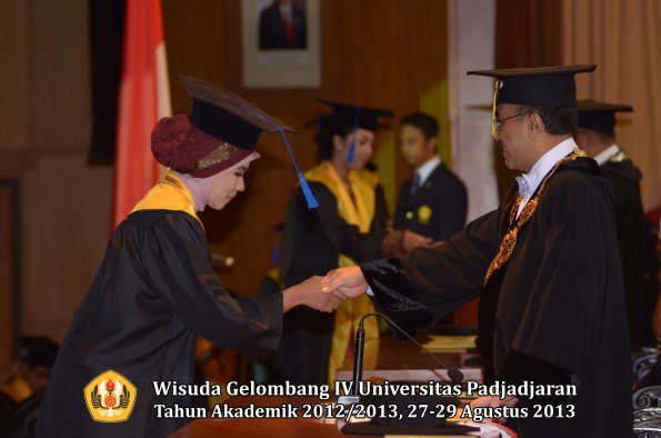 wisuda-unpad-gel-iv-ta-2012_2013-fakultas-isip-oleh-rektor-090