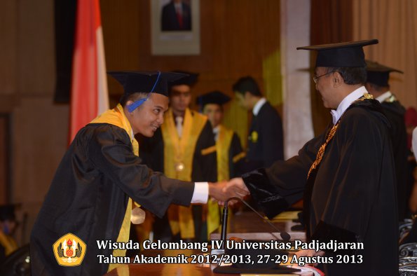 wisuda-unpad-gel-iv-ta-2012_2013-fakultas-isip-oleh-rektor-093