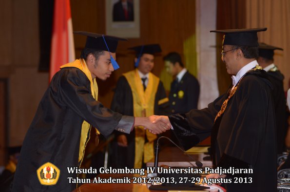 wisuda-unpad-gel-iv-ta-2012_2013-fakultas-isip-oleh-rektor-094