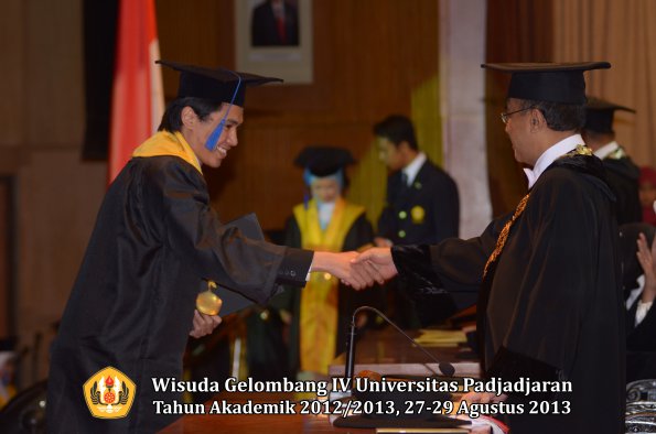 wisuda-unpad-gel-iv-ta-2012_2013-fakultas-isip-oleh-rektor-095