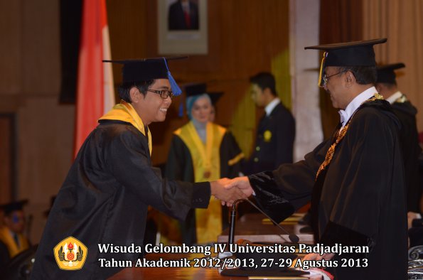 wisuda-unpad-gel-iv-ta-2012_2013-fakultas-isip-oleh-rektor-097