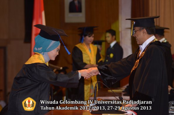 wisuda-unpad-gel-iv-ta-2012_2013-fakultas-isip-oleh-rektor-098