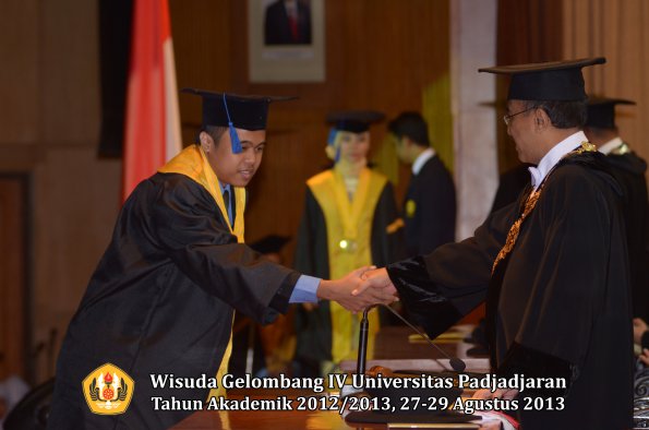 wisuda-unpad-gel-iv-ta-2012_2013-fakultas-isip-oleh-rektor-100