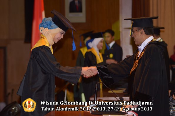 wisuda-unpad-gel-iv-ta-2012_2013-fakultas-isip-oleh-rektor-101