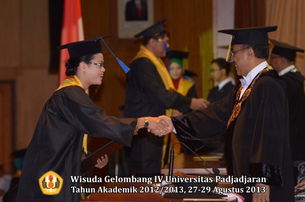 wisuda-unpad-gel-iv-ta-2012_2013-fakultas-isip-oleh-rektor-107