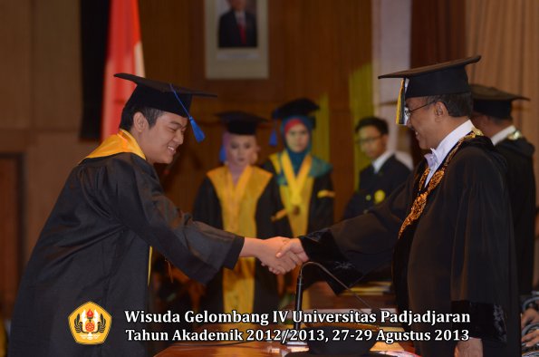 wisuda-unpad-gel-iv-ta-2012_2013-fakultas-isip-oleh-rektor-111