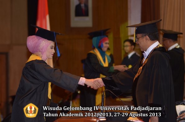 wisuda-unpad-gel-iv-ta-2012_2013-fakultas-isip-oleh-rektor-112