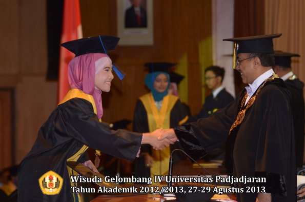 wisuda-unpad-gel-iv-ta-2012_2013-fakultas-isip-oleh-rektor-115