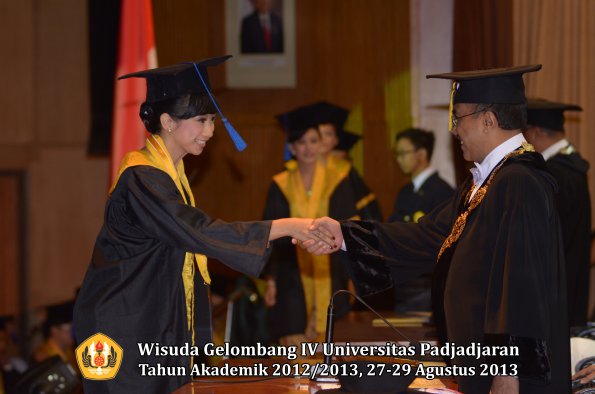 wisuda-unpad-gel-iv-ta-2012_2013-fakultas-isip-oleh-rektor-118