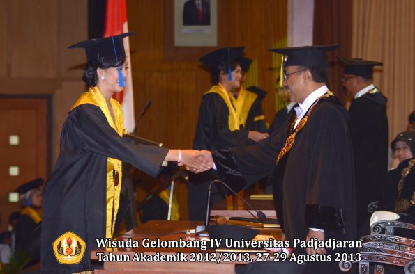 wisuda-unpad-gel-iv-ta-2012_2013-fakultas-isip-oleh-rektor-119