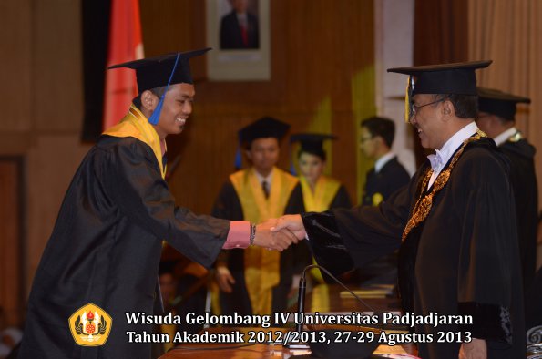 wisuda-unpad-gel-iv-ta-2012_2013-fakultas-isip-oleh-rektor-121