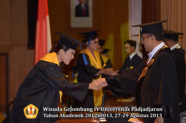 wisuda-unpad-gel-iv-ta-2012_2013-fakultas-isip-oleh-rektor-124