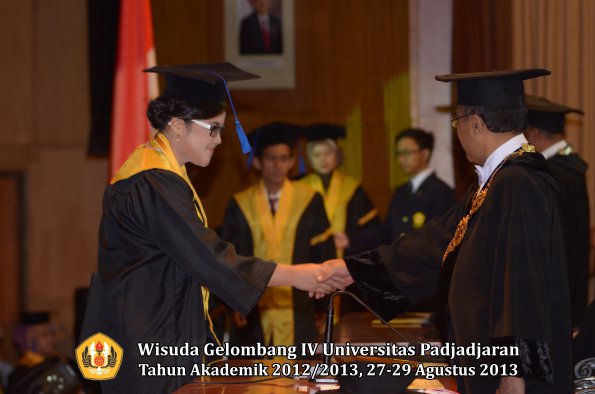 wisuda-unpad-gel-iv-ta-2012_2013-fakultas-isip-oleh-rektor-125