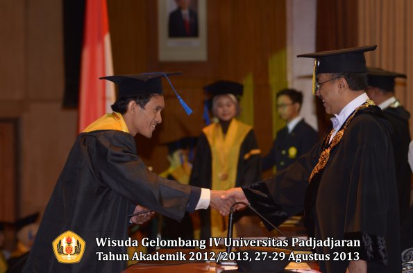 wisuda-unpad-gel-iv-ta-2012_2013-fakultas-isip-oleh-rektor-126