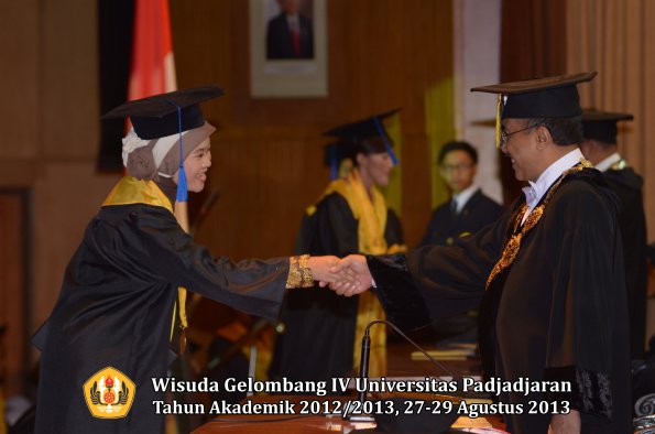 wisuda-unpad-gel-iv-ta-2012_2013-fakultas-isip-oleh-rektor-127