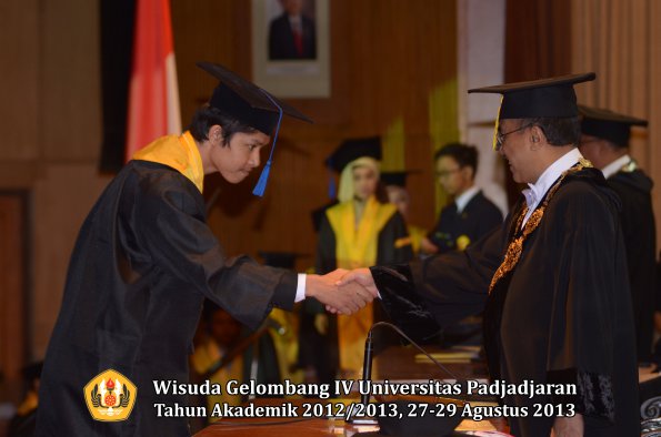 wisuda-unpad-gel-iv-ta-2012_2013-fakultas-isip-oleh-rektor-130