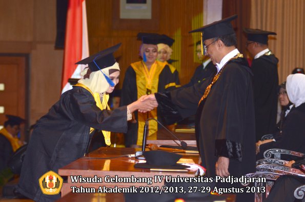 wisuda-unpad-gel-iv-ta-2012_2013-fakultas-isip-oleh-rektor-131