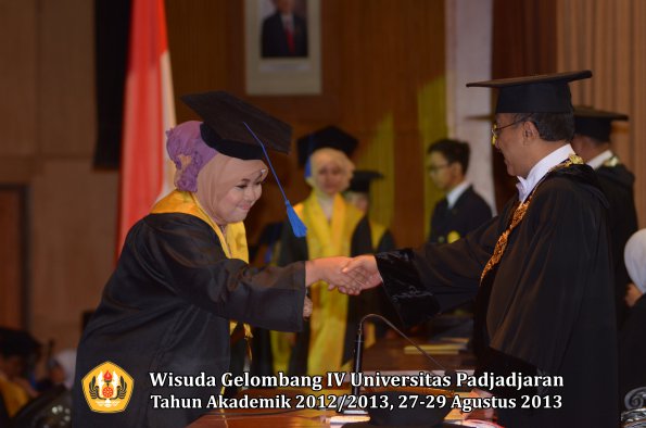 wisuda-unpad-gel-iv-ta-2012_2013-fakultas-isip-oleh-rektor-132