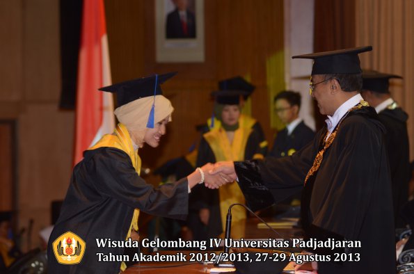 wisuda-unpad-gel-iv-ta-2012_2013-fakultas-isip-oleh-rektor-133