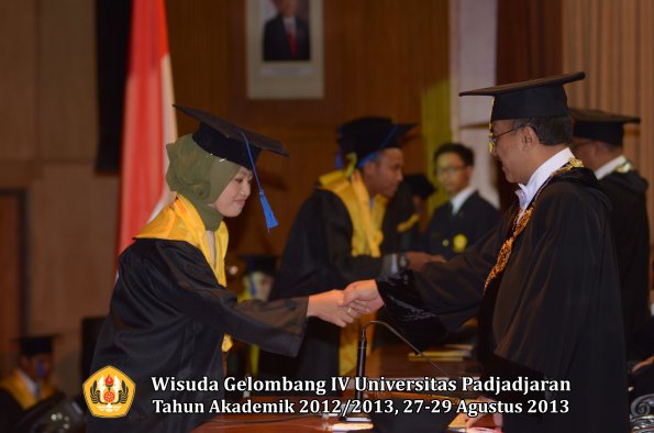 wisuda-unpad-gel-iv-ta-2012_2013-fakultas-isip-oleh-rektor-134