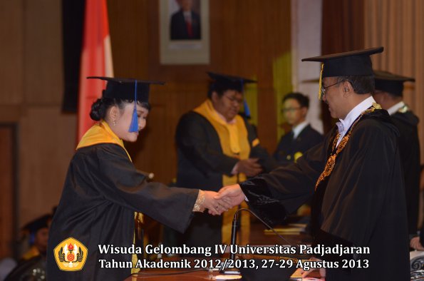 wisuda-unpad-gel-iv-ta-2012_2013-fakultas-isip-oleh-rektor-138