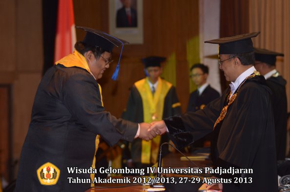 wisuda-unpad-gel-iv-ta-2012_2013-fakultas-isip-oleh-rektor-139