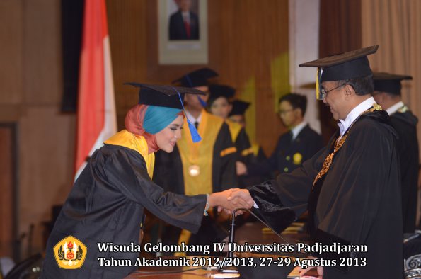 wisuda-unpad-gel-iv-ta-2012_2013-fakultas-isip-oleh-rektor-141