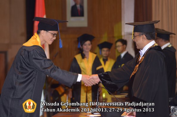 wisuda-unpad-gel-iv-ta-2012_2013-fakultas-isip-oleh-rektor-142