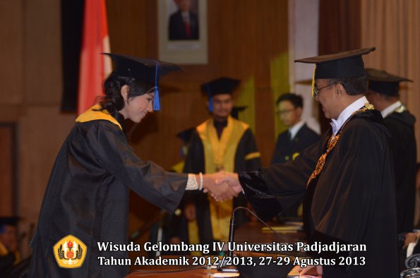 wisuda-unpad-gel-iv-ta-2012_2013-fakultas-isip-oleh-rektor-143