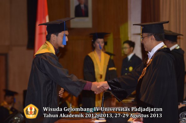 wisuda-unpad-gel-iv-ta-2012_2013-fakultas-isip-oleh-rektor-144