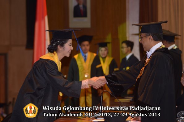 wisuda-unpad-gel-iv-ta-2012_2013-fakultas-isip-oleh-rektor-145