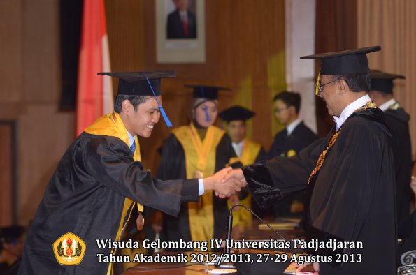 wisuda-unpad-gel-iv-ta-2012_2013-fakultas-isip-oleh-rektor-146