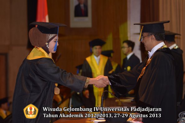 wisuda-unpad-gel-iv-ta-2012_2013-fakultas-isip-oleh-rektor-147