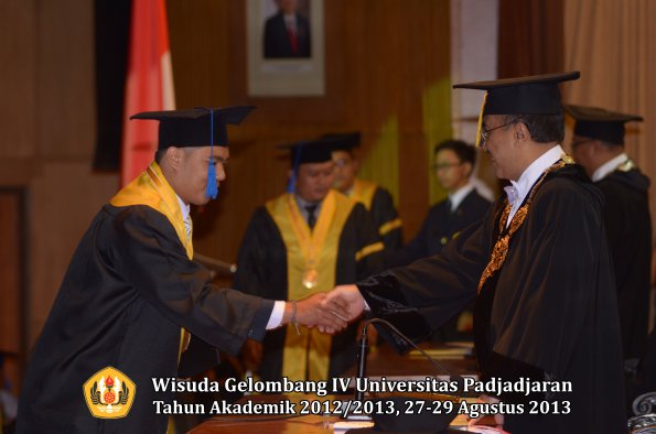 wisuda-unpad-gel-iv-ta-2012_2013-fakultas-isip-oleh-rektor-148