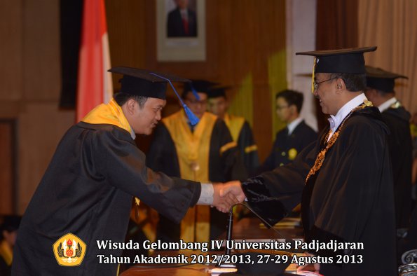 wisuda-unpad-gel-iv-ta-2012_2013-fakultas-isip-oleh-rektor-149