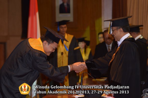 wisuda-unpad-gel-iv-ta-2012_2013-fakultas-isip-oleh-rektor-150